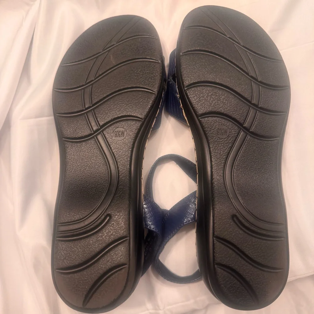 Cushionaire 9.5W Navy Comfort Sandals Wide Width Cushioned Footbed